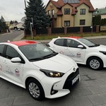 Zakupione dwie śnieżnobiałe Toyoty.