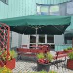 Parasol osłaniający patio przy Domowym Szpitalu.