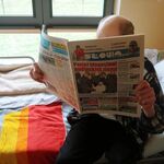 Pacjent Domowego Szpitala czytający 
